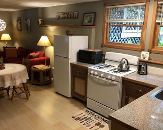 Cozy 2 bedroom apartment w/kitchen, surrounded by woods 25 mins from Milwaukee - Waterford - Cocina