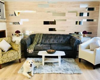 King bed Executive Home, Daytona Beach: Minutes to Beach Speedway - South Daytona - Living room