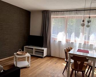 Neues, schönes Appartement in den Bergen - Hohenems - Restaurant