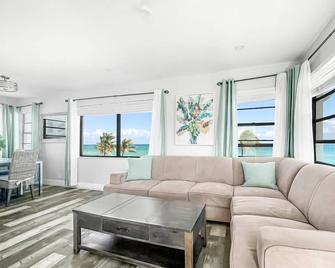 Neptune Oceanfront Rentals - הוליווד - סלון