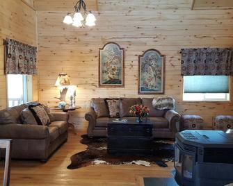 Where Beautiful Scenery Is Unavoidable! Fly-Fishing, Hiking/Family Time W/Pets! - Ennis - Living room