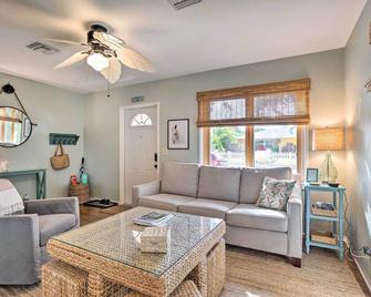 Yard and Hot Tub Historic Lake Worth Cottage! - Lake Worth - Living room