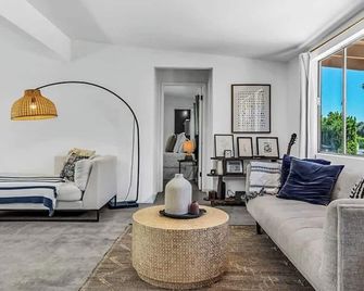 Midcentury With Views! Gorgeous Property- Monthly Rental - Palm Springs - Living room