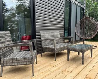 3-bedroom Lakefront Villa #10 - Lakefield - Patio