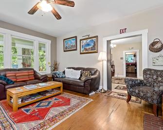 Mountain Meadows Inn & Chalet Suites - אשפורד - סלון