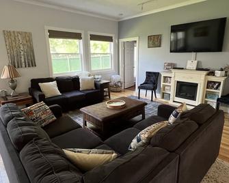 Beautiful 8 Bedroom, Walk To Lake, Jetted Hot Tub, Fireplace, & Pool Table - Pittsfield - Living room