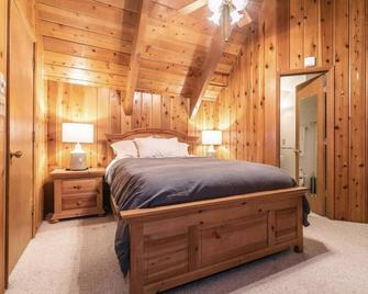 Modern Dog Friendly A-Frame walking distance to Lake. - Brockway - Bedroom