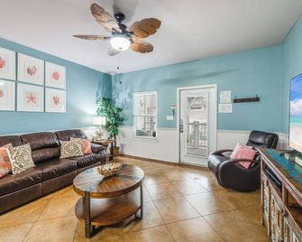Charming Pet-Friendly Condo with Private Patio and Tropical Oasis Pool - Corpus Christi - Living room