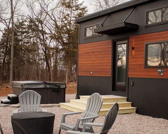 THE CAAMP. Gorgeous 2-bedroom tiny home. Very close to the Barn/Pebble Creek - Sainte Genevieve - Patio