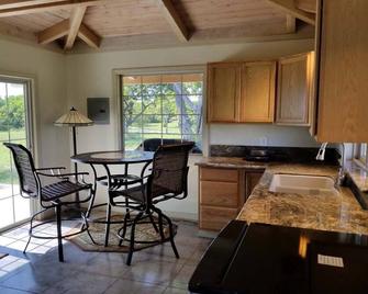Going Green at the Kuleana Ranch. - Naalehu - Kitchen