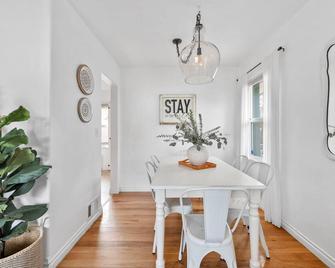 Sunlit Scandi Home - Large Yard, Great Location! - Nine Mile Falls - Dining room