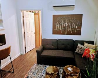 Red Tiny Twins, Downtown Eco & Pet Friendly Stay - Roseburg - Living room