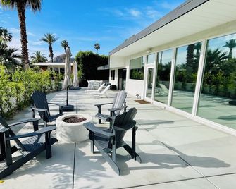 Comfy mid-century modern single level home bathed in morning sunlight - Indian Wells - Patio
