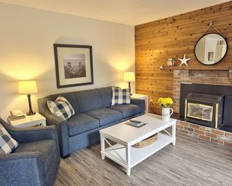 Beach Acres Resort - Parksville - Living room