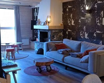 Somptueux chalet de 130 m², exposé plein sud, vue sur les montagnes. - Val Thorens - Living room