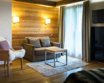 Au Coeur Du Village Hotel - 拉克呂薩 - 客廳