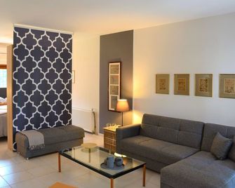 B Home in Panorama Thessaloniki - Uranópoli - Sala de estar