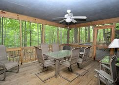 Autumn Wings - A Natural Retreat - Berkeley Springs - Dining room