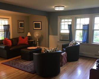 In town, walk to everything, close to Kent, South Kent and Marvelwood schools - Kent - Living room
