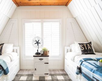 A pet friendly A-Frame with a hot tub & fire pit! - McAllen - Bedroom
