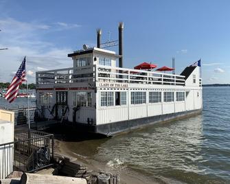 Downtown Getaway, just two blocks from City Beach - Come Relax at the Lake - Clear Lake - Building