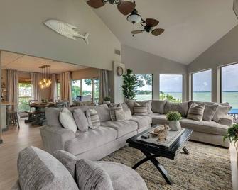 Beautiful Lakehouse Hot Tub, Gameroom and 10 Kayaks - Livingston - Living room