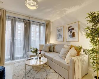 Lovely Flat In Kiln Close With Free Parking - Gloucester - Living room