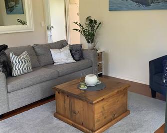 Cute farm cottage close to Waihi Beach - Katikati - Living room