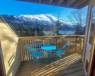 Lovely Condo Across from Downtown w Mountain View - Juneau - Balcony