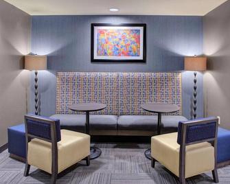 Modern Rooms | EV Charging & Indoor Pool | Next to Scioto Downs - Lockbourne - Lounge