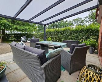 Kleines Ferienhaus Luettje Backhuus 35516 - Apen - Patio