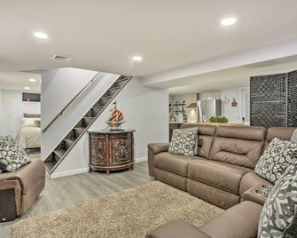 Saddle Brook Studio With Patio - Near Nyc! - Saddle Brook - Living room