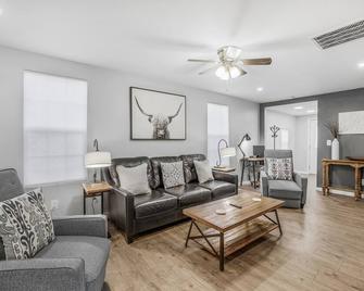 Clean, comfortable home. - Marion - Wohnzimmer