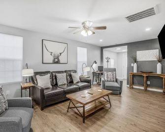 Clean, comfortable home. - Marion - Sala de estar