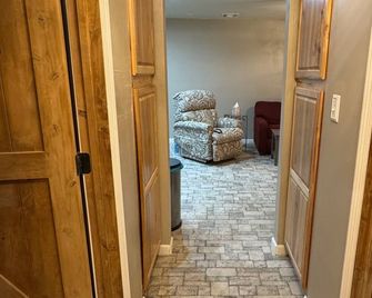 Secluded cottage on 8 acres at Bell Cow Lake. Come let your cares slip away! - Chandler - Hallway