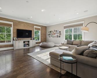 Above Nashville Bluegrass Retreat| Brentwoodi Pool/Spa| Private - Brentwood - Living room