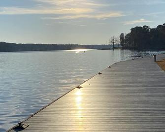 Lakefront Getaway 'Right There' on the water in Reynolds community 2 bed/2 bath - Greensboro - Strand