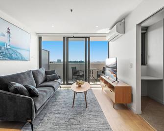 Modern 1-Bed & City Views, Steps from Racecourse - Melbourne - Living room