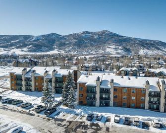 Private Washer & Dryer, Outdoor Pool and Hot Tub, Nicely Updated, Free Bus Route - Steamboat Springs