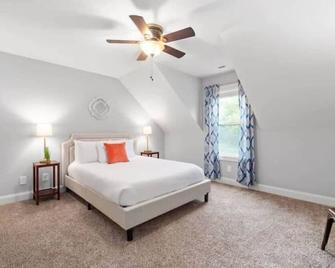 The Campbell Carriage House - Clarksville - Bedroom