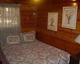 Golden Bear Cottages Resort - Big Bear Lake - Bedroom
