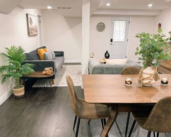 New Chic & Spacious 2br Home Near Yonge St - Newmarket - Essbereich