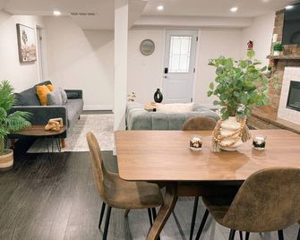 New Chic & Spacious 2br Home Near Yonge St - Newmarket - Eetruimte