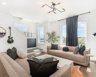 Nimbus-Rooftop Deck-Hot Tub-Mins to Broadway - נאשוויל - סלון