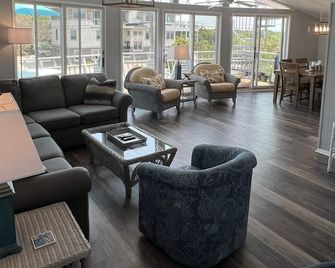 Barnegat Light 2nd from beach- bright, open 3 BR 1.5 BA with ocean views! - Barnegat Light - Lounge