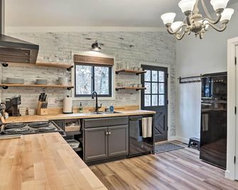 Cottage with Grill and Fire Pit in Osage Beach! - Osage Beach - Kitchen