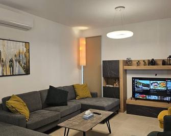 Stay Diamond Apartment - Larnaka - Obývací pokoj