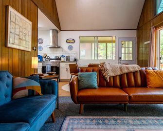 Hidden Gem by Lake Naomi Your Poconos family escape. - Pocono Pines - Living room