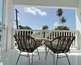Caribbean Sea Beach Front 2nd floor House Puertorrican Experience w A/C WiFi - Guayama - Balcony