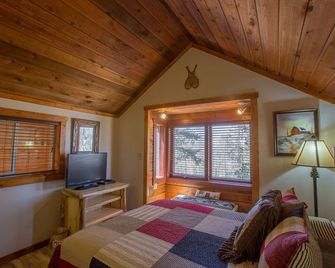Romantic Forest Hideaway, Hot Tub, WiFi, Directv, near Attractions & Breweries! - Divide - Habitación